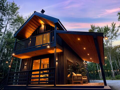 Luxury Getaway Chalet l Hot tub + Sauna and More!