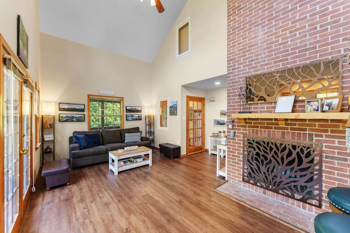 Sunny Cabin Getaway | Pets Welcome | Near Wineries - Leesburg Animal Park