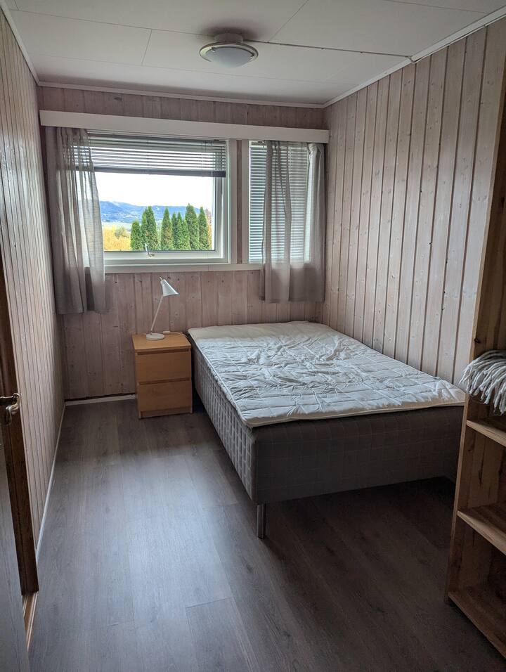 يوجد في غرفة النوم سرير بعرض 120 سم. من الممكن وضع سرير ضيوف قابل للطي أيضًا.