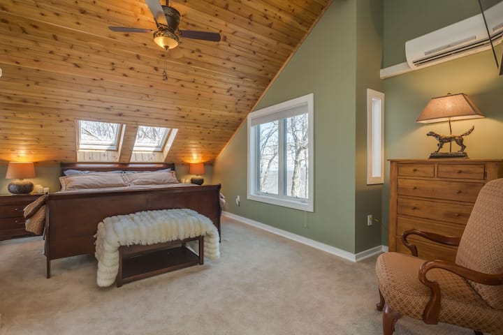 เตียงคิงไซส์ที่สะดวกสบายพร้อมช่องแสง เหมาะสำหรับการดูดาวยามดึก! 