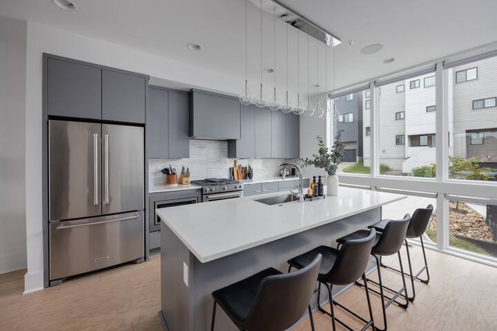 NEW! Modern Luxe – Minutes to DT NASH gallery image 4