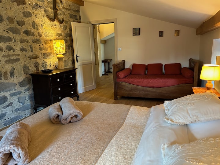 Krevat 160 x 200, plus ndenjëse stoli që mund të përdoret për një fëmijë 