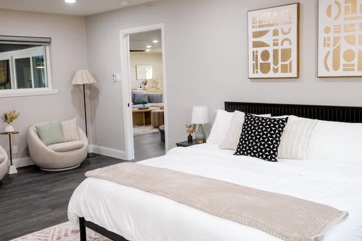 Schlafzimmer 1: Genieße einen erholsamen Schlaf in diesem gut ausgestatteten Zimmer. Jedes Schlafzimmer verfügt über hochwertige Bettwäsche, Kissen und weiche Bettdecken sowie die preisgekrönte Helix Luxe-Matratze 2024.