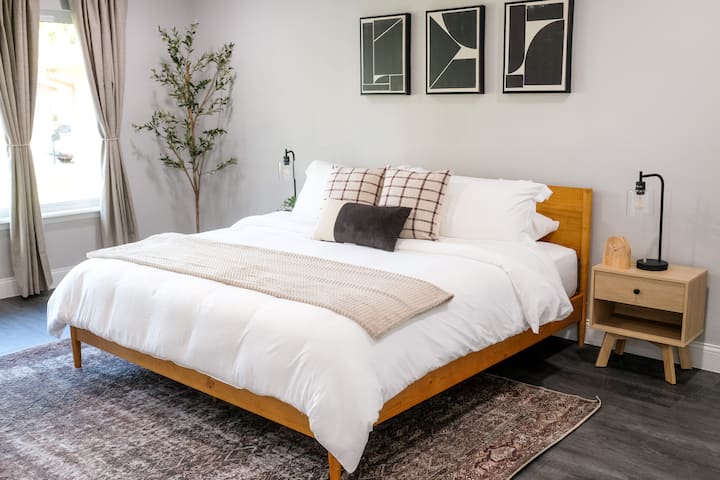 Schlafzimmer 3: Dieses stilvolle Schlafzimmer verfügt über ein Kingsize-Bett, einen geräumigen begehbaren Kleiderschrank und einen speziellen Arbeitsplatz, der sich sowohl für Arbeit als auch für Ruhe eignet.