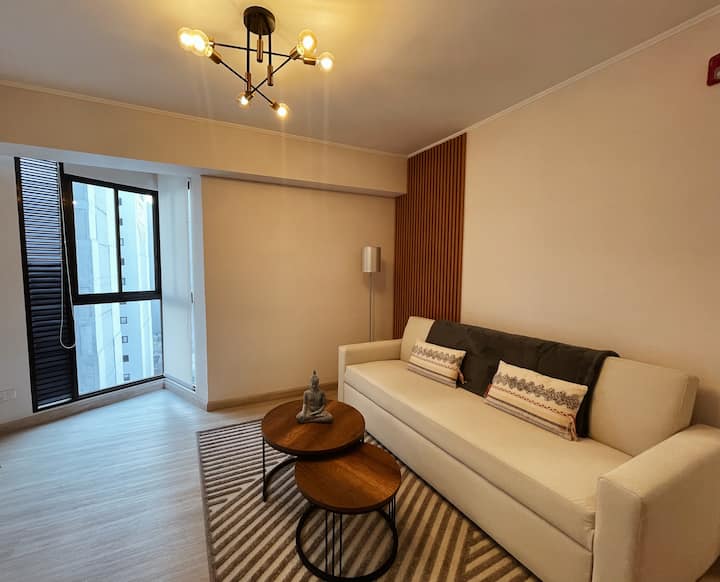 Широка и осветена всекидневна с модерен и минималистичен дизайн.