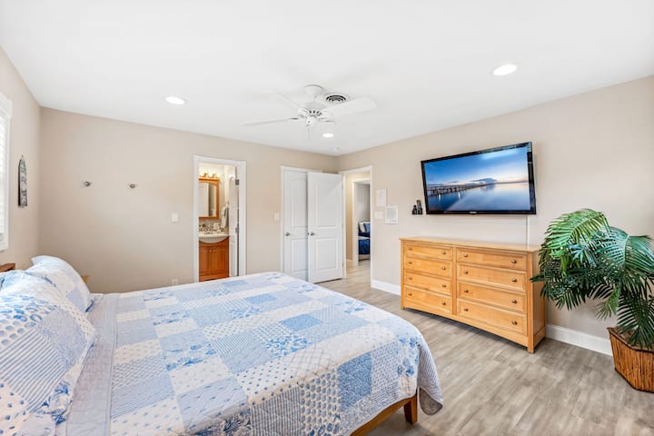 Kingsize-Bett mit eigenem Bad, Smart-TV und begehbarem Kleiderschrank.