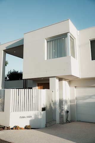 Pura Vida Retreat – with pool gallery image 2