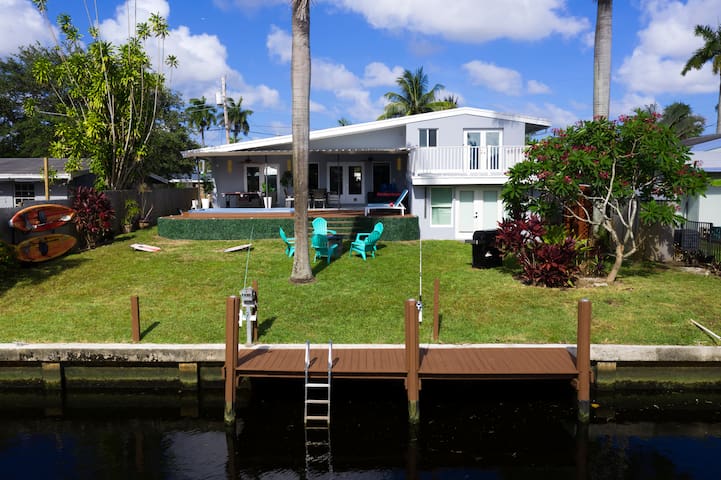 Waterfront home/min to Beach/Heated Hottub/Firepit