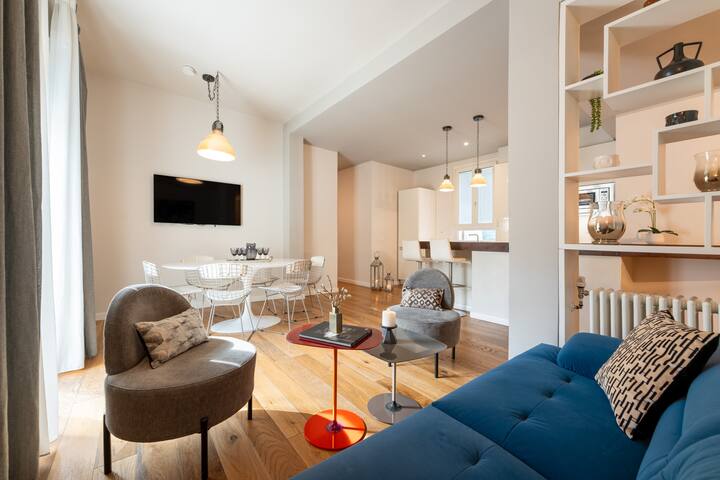 Ponte Vecchio Guelfo with balcony gallery image 2