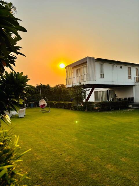 Noida Farmhouse: Tara Riverside Farm! Pool! Music!