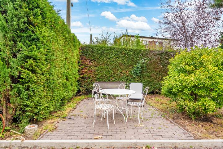 Full house very close to center & public transport gallery image 2