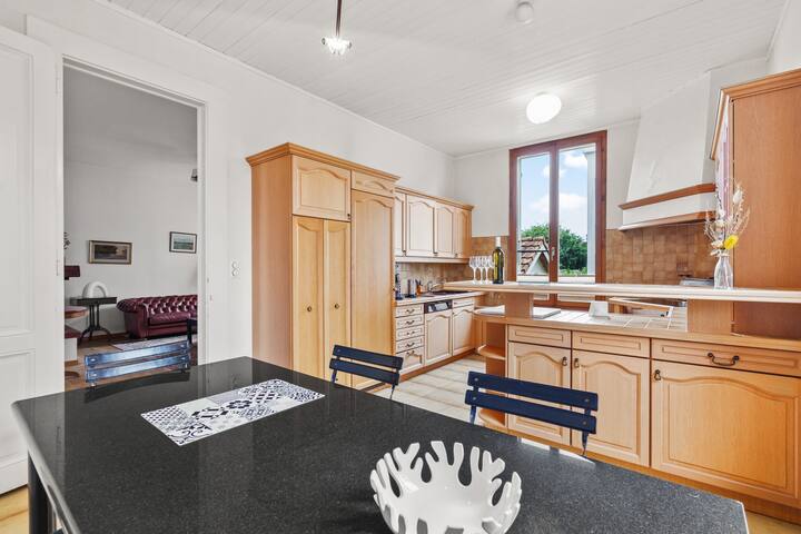 Full house very close to center & public transport gallery image 4