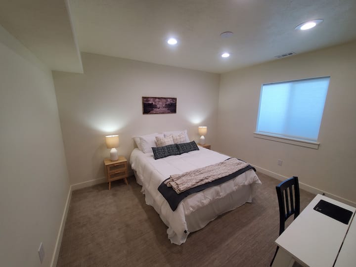 Спалня с двойно легло с египетски памучни чаршафи.