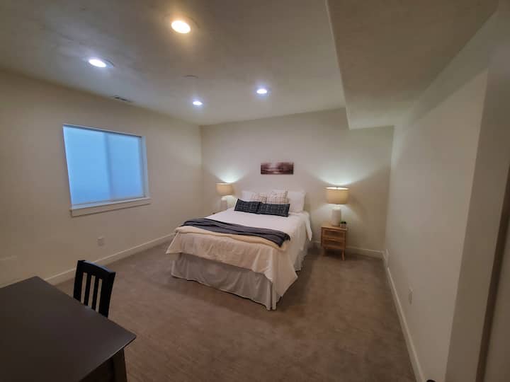 Спалня с двойно легло с египетски памучни чаршафи.