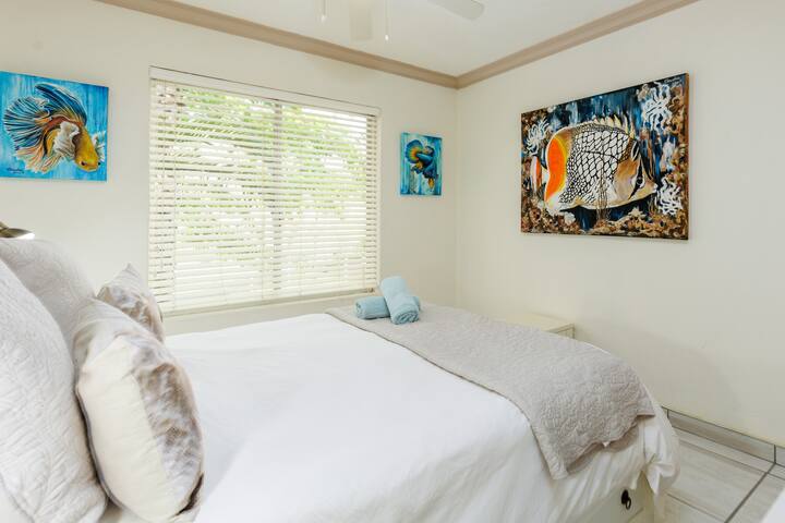 Laguna La Crete 73, Dieses schöne Drei-Schlafzimmer-Apartment befindet sich in perfekter Lage in einem sehr beliebten Komplex in Uvongo. Das zweite Schlafzimmer hat ein Queensize-Bett und Baumwollbettwäsche für deinen Komfort.