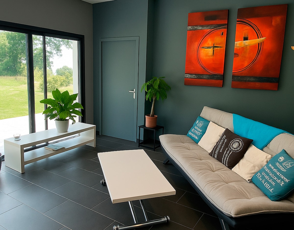 Le salon du Cabanon avec un canapé lit