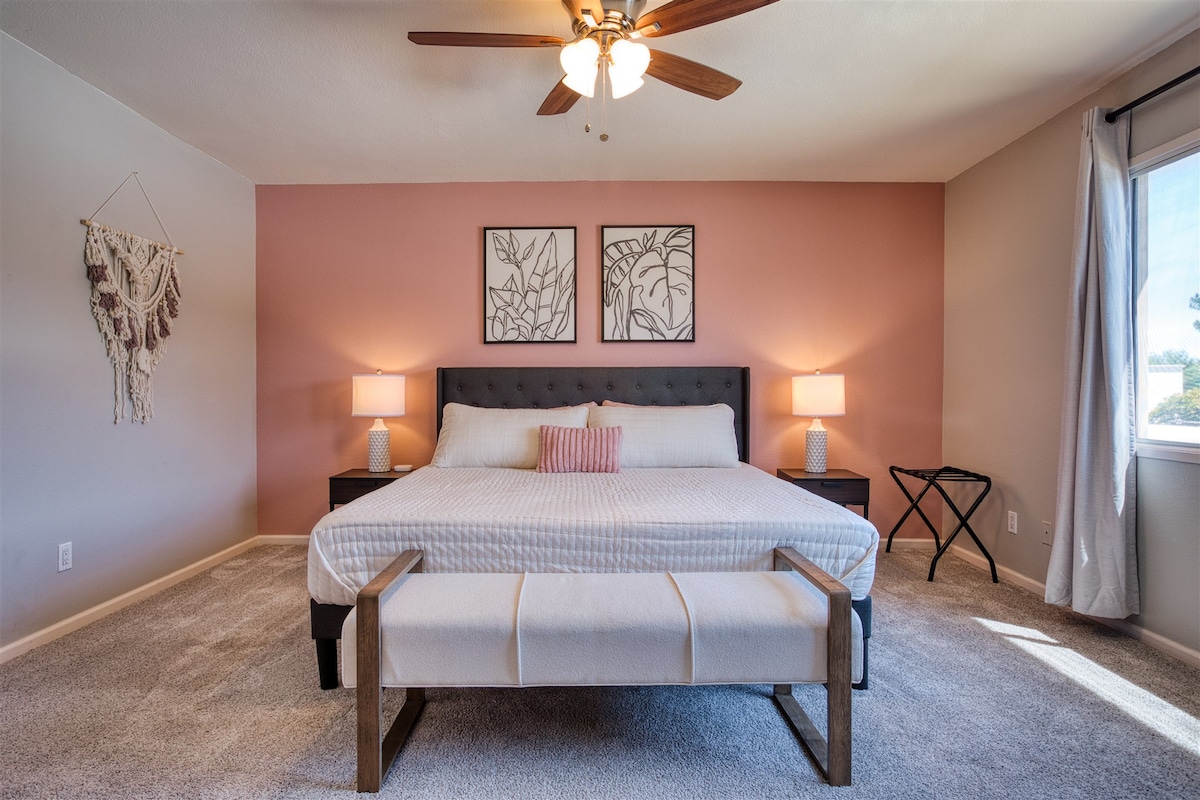 Dormitorio king con colores acogedores para ayudarte a sentirte lo más conforme posible