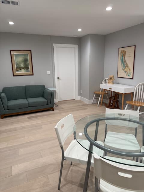 Top Airbnb: Oceanview 2 Bedroom/3 Beds/2 Bath & Kitchenette in Parkside