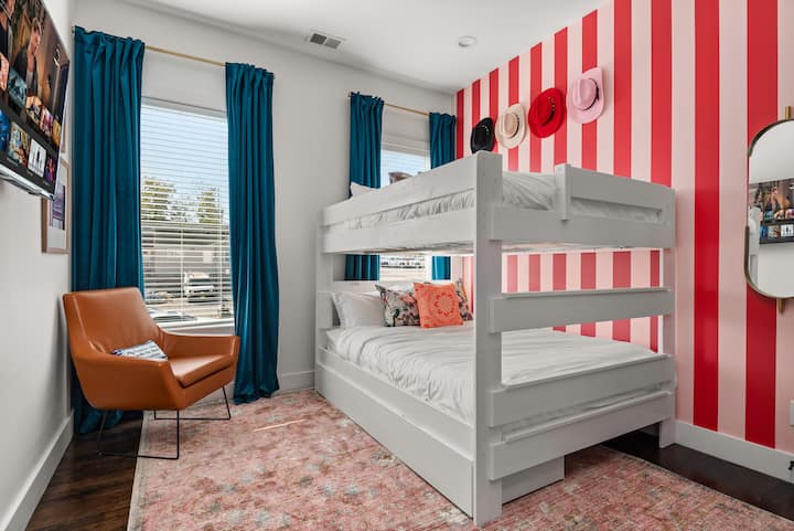 Იდეალურია მეგობრებისთვის ან ოჯახის წევრებისთვის, ამ ფერად ოთახში არის ორი ორადგილიანი საწოლი მშვიდი ძილისთვის. Სახალისო დეკორი თქვენს სტუმრობას ინდივიდუალურობას შესძენს.