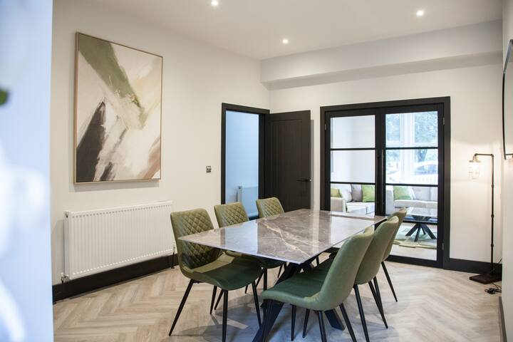 Bright & Modern Manchester Home | Free Parking gallery image 3