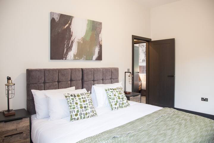 Bright & Modern Manchester Home | Free Parking gallery image 5