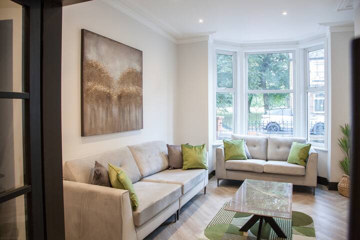 Bright & Modern Manchester Home | Free Parking gallery image 2