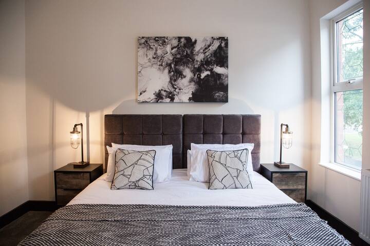 Bright & Modern Manchester Home | Free Parking gallery image 4