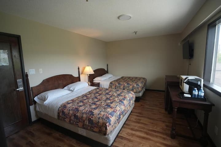 Double Queen Room: King Hotel - Oliver