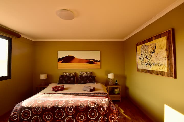 Spálňa s extra dlhou manželskou posteľou veľkosti King