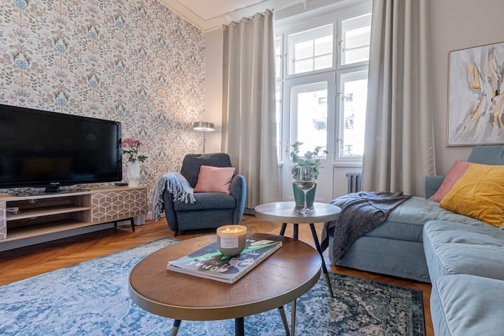 2bdr Apt. W/ 2 Balconies • Workspace • Netflix - Prague