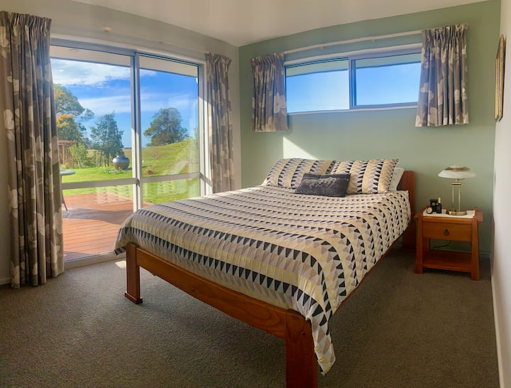 غرفة النوم الثانية - سرير بحجم كوينز - مع زلاجات تفتح على سطح الإفطار