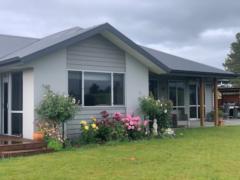 Mapua area
Modern home. 
10acres rural bliss!