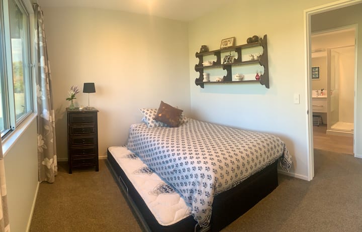 غرفة النوم الثالثة. سرير فردي، مع عرض سرير إضافي قابل للطي. بجوار الحمام والمرحاض المنفصل. 