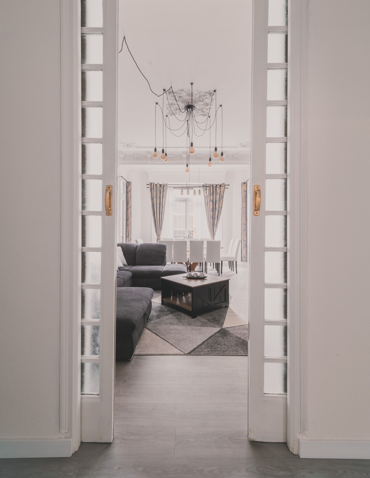 Top Airbnb: Spacious apartment: 7 bedrooms, 4 bathrooms on Gran Vía in Comunidad De Madrid