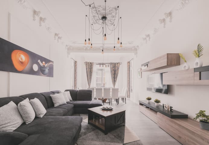 Amplio Piso: 7 habs, 4 baños sobre Gran Vía