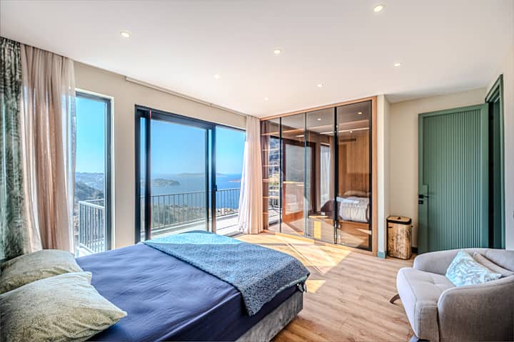 
Cette chambre privée au design moderne avec vue sur la mer est équipée de la climatisation et du chauffage par le sol pour votre confort. Il offre un séjour confortable avec sa propre salle de bain et toilettes. Une expérience de vacances mémorable vous attend dans un environnement paisible et élégant.
