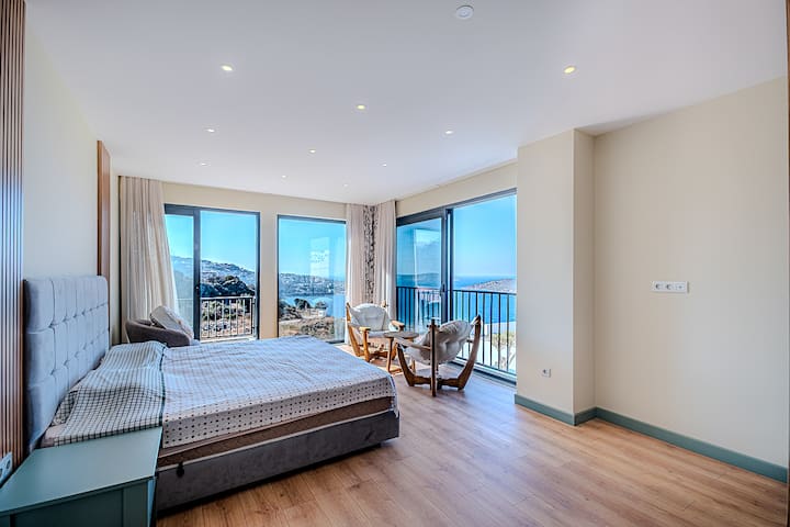 
Cette chambre spacieuse et lumineuse avec vue sur la mer a un design élégant. Il offre un séjour confortable avec sa propre salle de bain et des armoires pratiques. Une expérience de vacances paisible et agréable vous attend dans une atmosphère moderne.