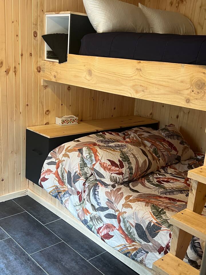 Manželské postele: dole: manželská posteľ, hore: manželská posteľ.