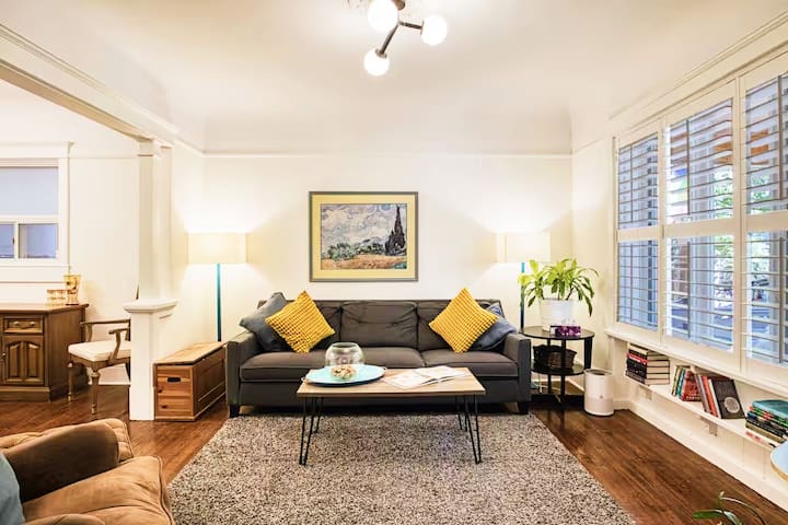 Downtown-king bed- BBQ- free parking- near ttc