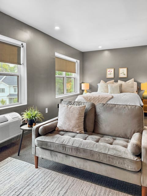 Luxury Corner Suite w/ Full Kitchenette – 207