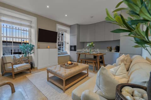 Top performing Airbnb: Elegant New Town Retreat in New Town
