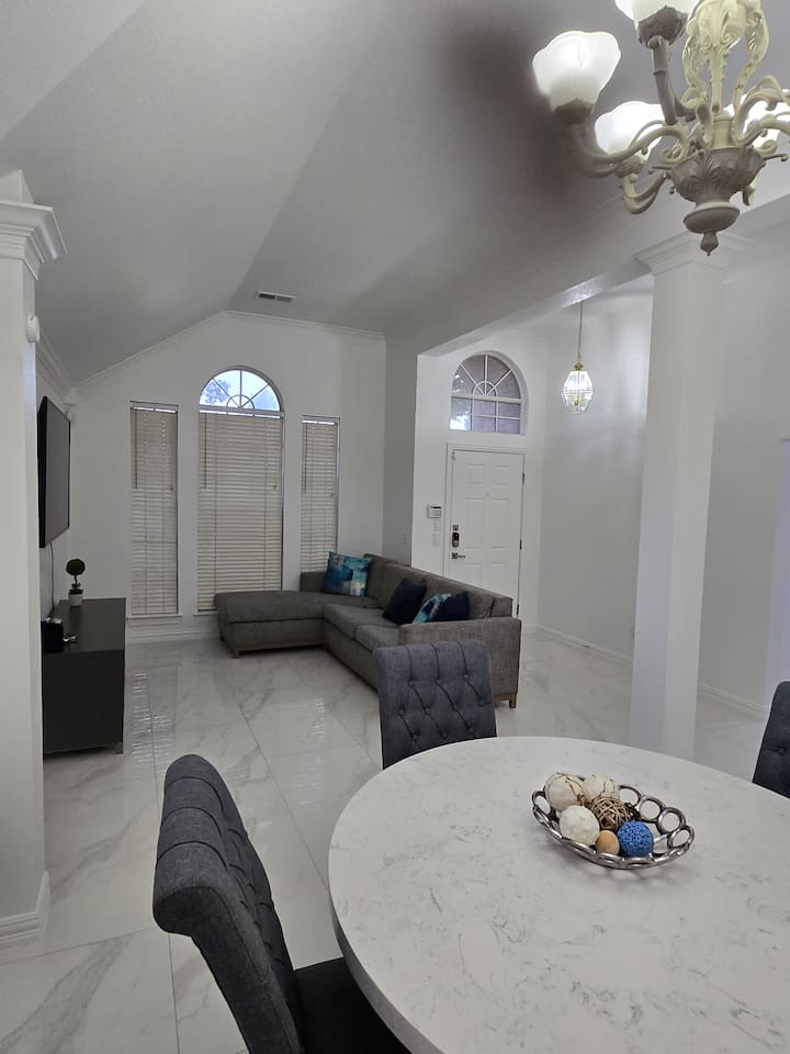 R1 - Spacious 2br Duplex W/ Kitchen, Bath & 3 Tvs - Dallas, TX
