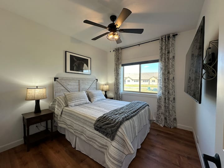 Guest bedroom with queen size bed and view of the mountains. Shared guest bathroom. All TVs are smart streaming TVs so please remember to bring your personal logins and passwords for your favorite streaming apps.