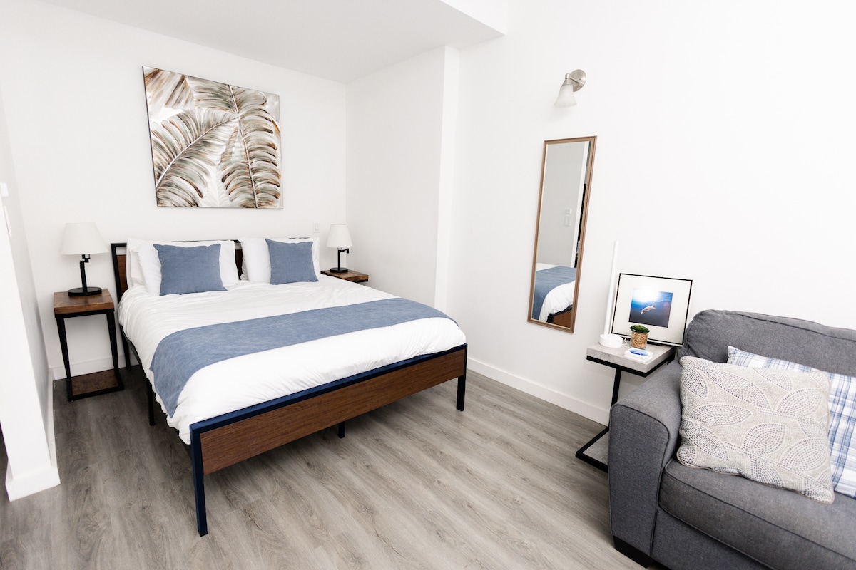 Very comfortable bed with Casper Sheets and pillows. 