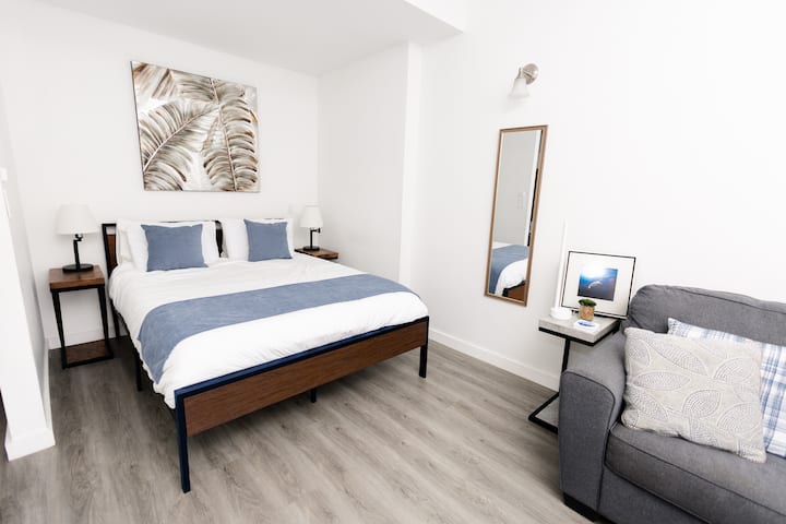 Very comfortable bed with Casper Sheets and pillows. 