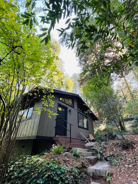 Relaxing Retreat with Hot Tub in the Woods