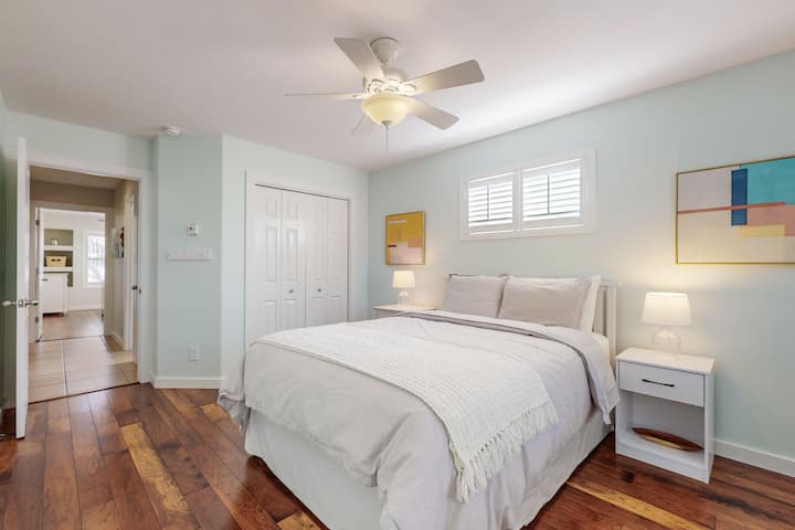 Осигурени са двойно легло, капаци на всички прозорци, вентилатор на тавана, кошница за пране, закачалки, поставка за багаж, допълнително одеяло и възглавници. 