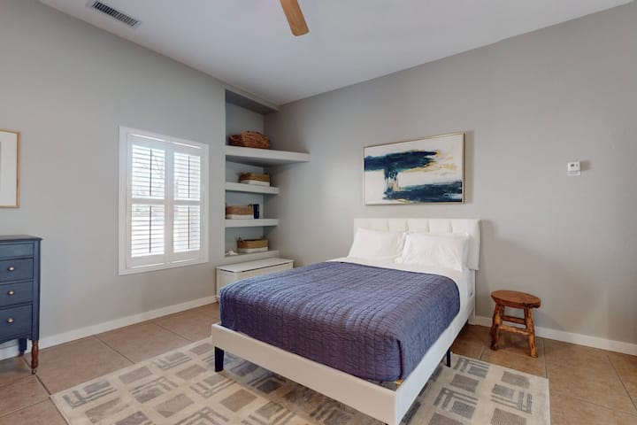 Двойно легло, поставка за багаж, закачалка за дрехи, вентилатор на тавана и работно пространство/бюро с лампа. 