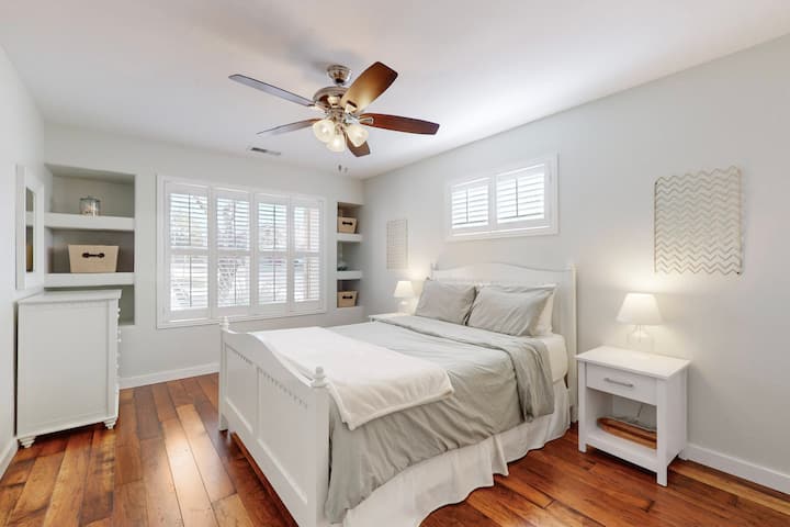 Осигурени са двойно легло, капаци на всички прозорци, вентилатор на тавана, кошница за пране, закачалки, поставка за багаж, допълнително одеяло и възглавници. 