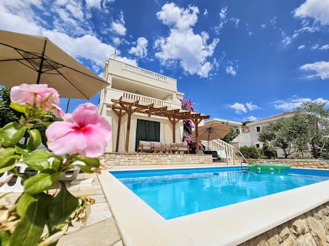Top Airbnb: Apartment Igor A1 in Općina šolta